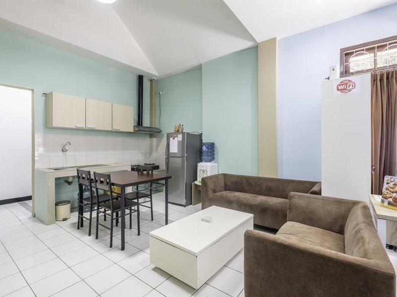 OYO 1568 Stasiun Ka Cirebon Guest House Bagian luar foto