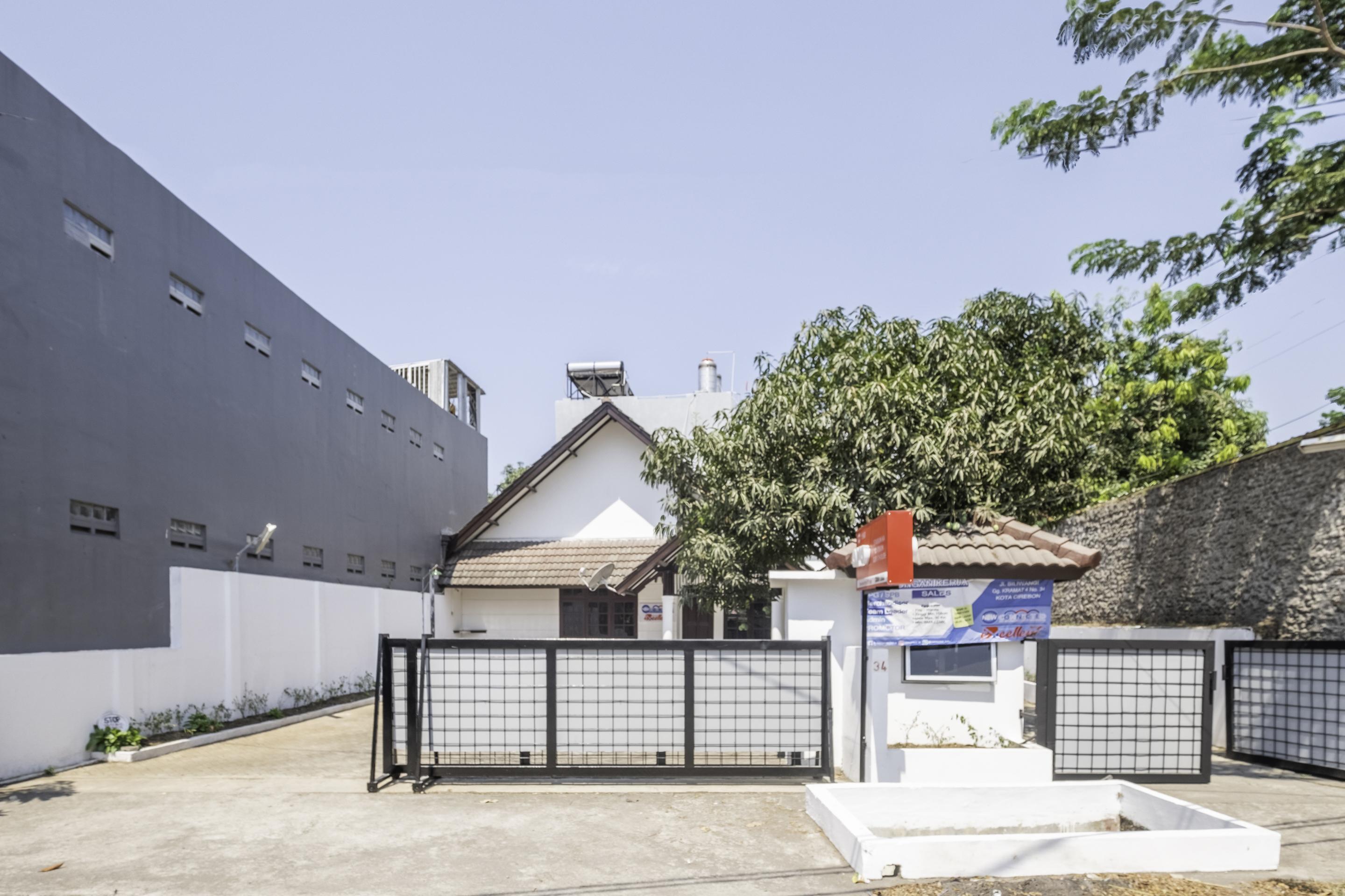 OYO 1568 Stasiun Ka Cirebon Guest House Bagian luar foto