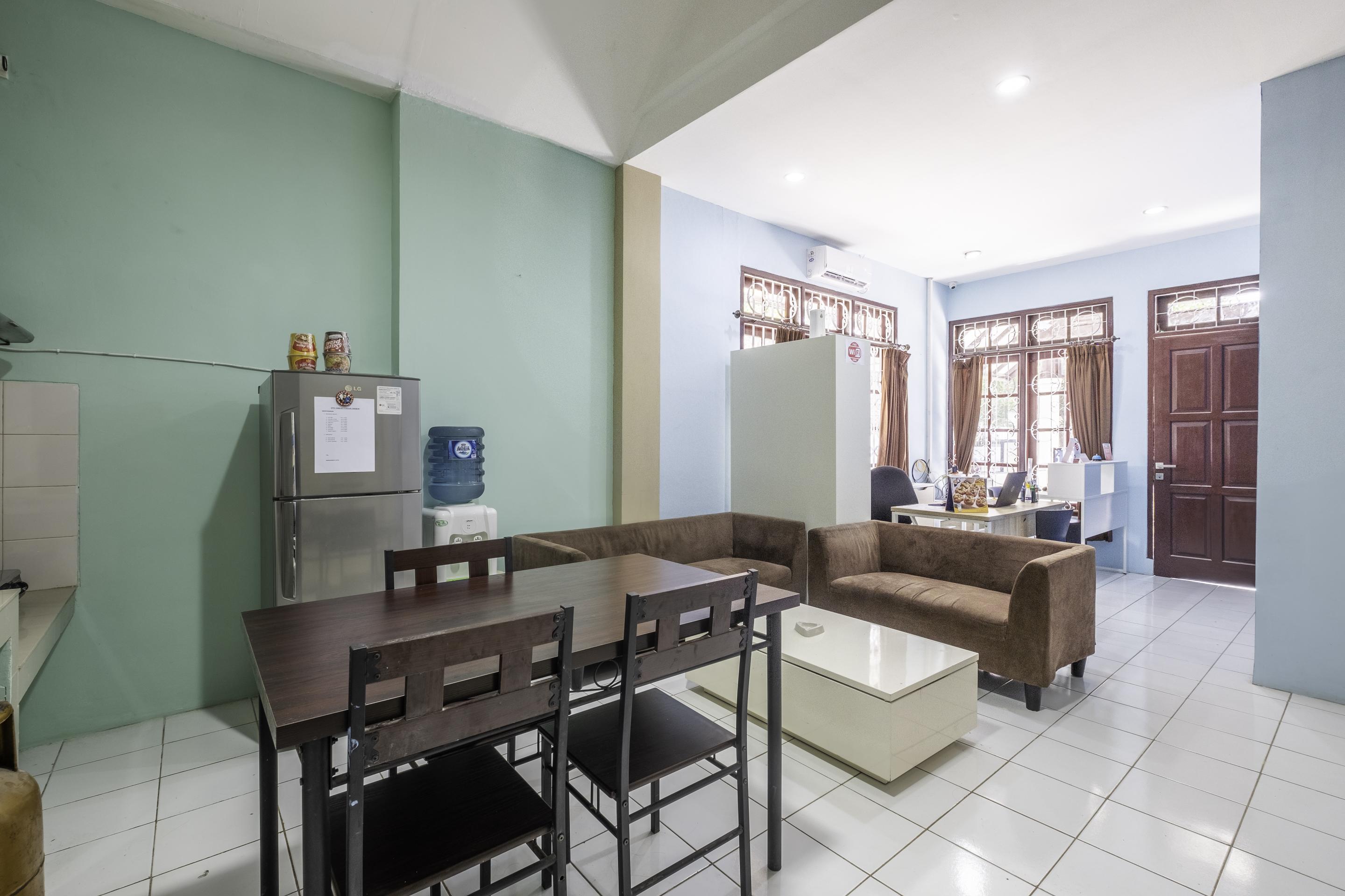 OYO 1568 Stasiun Ka Cirebon Guest House Bagian luar foto